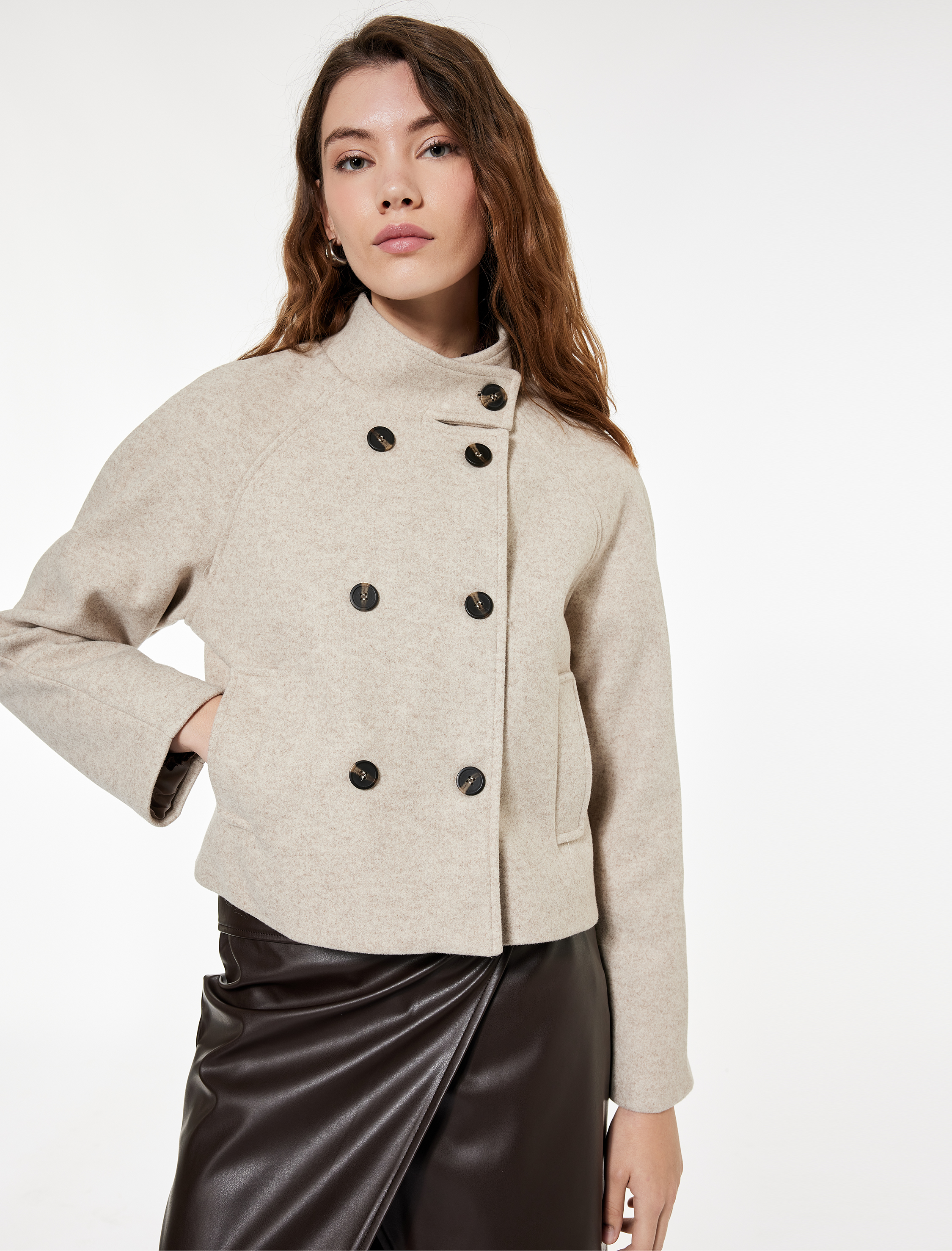   Uzun Kollu Cepli Dik Yaka Düğmeli Kruvaze Kısa Kaşe Mont