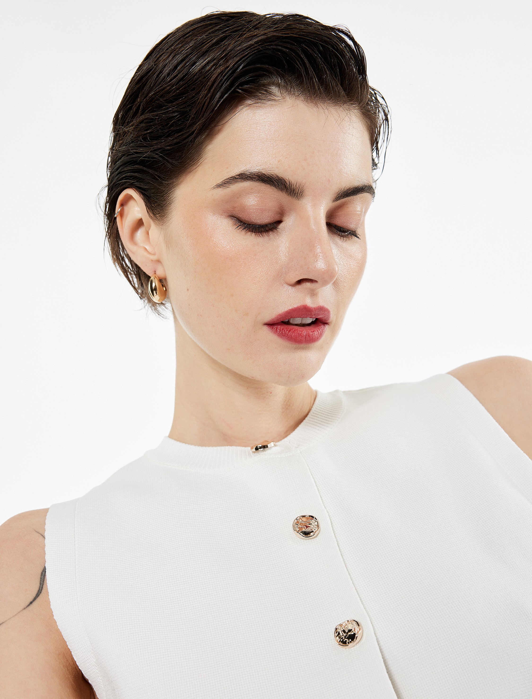   Gold Düğme Detaylı Bisiklet Yaka Triko Yelek