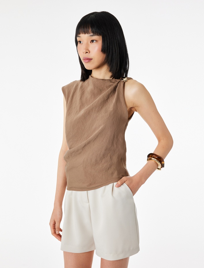  Modal Kumaş Kolsuz Kayık Yaka Aksesuar Detaylı Bluz