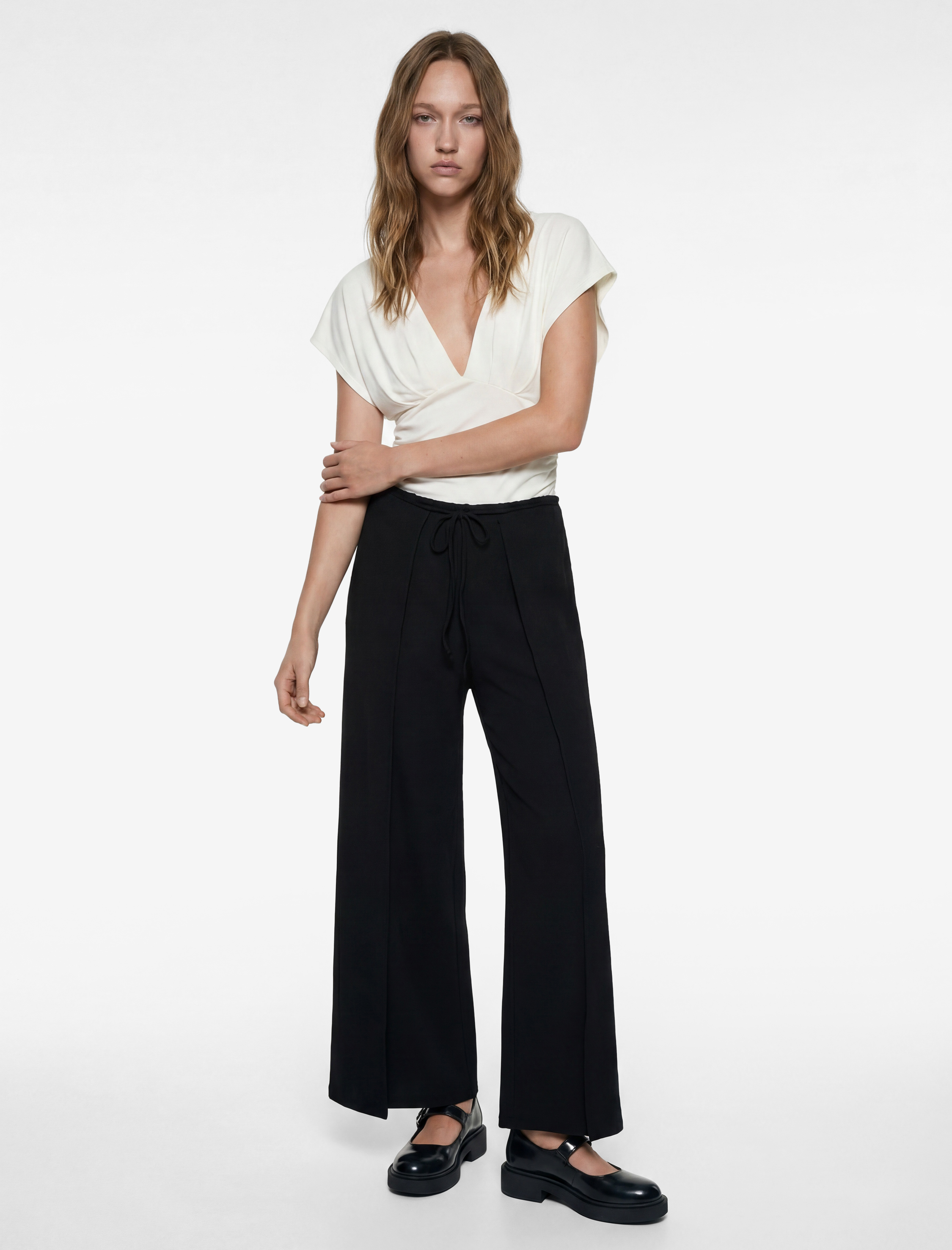   Slim Fit Kısa Kollu Bağlama Detaylı V Yaka Bluz