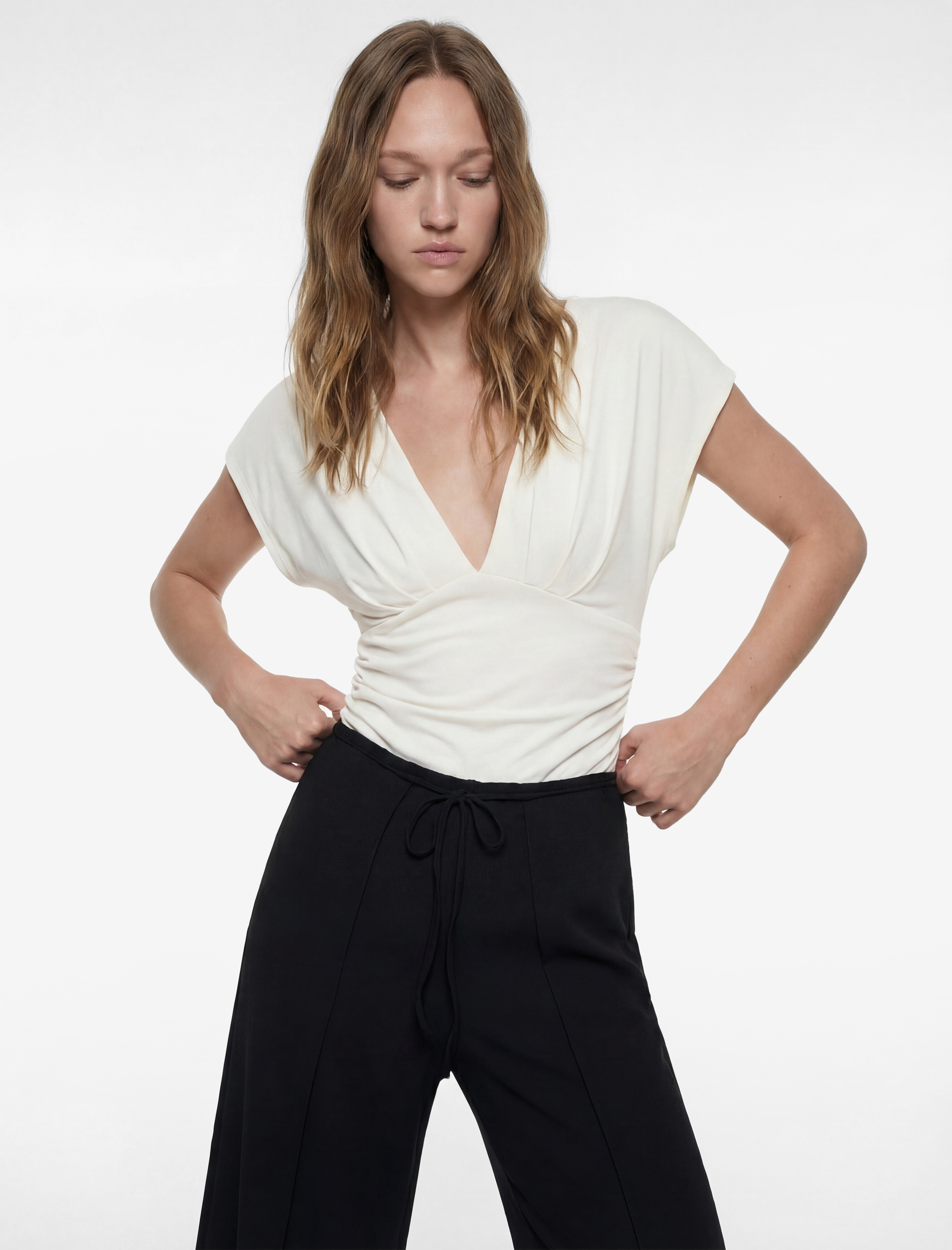   Slim Fit Kısa Kollu Bağlama Detaylı V Yaka Bluz
