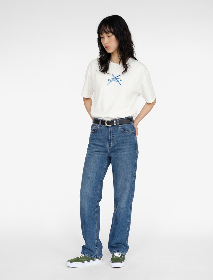  Rahat Kalıp Kısa Kollu Bisiklet Yaka Pamuklu Arkası Baskılı Fiyonklu Tişört