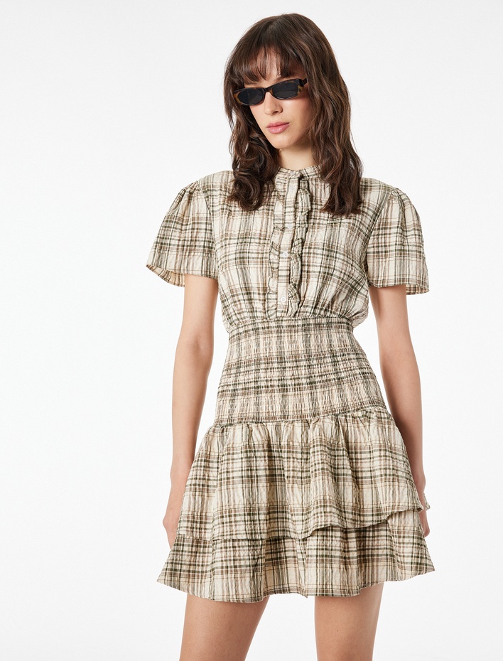  Fırfırlı Kısa Kollu Gipeli Bisiklet Yaka Mini Ekoseli Elbise