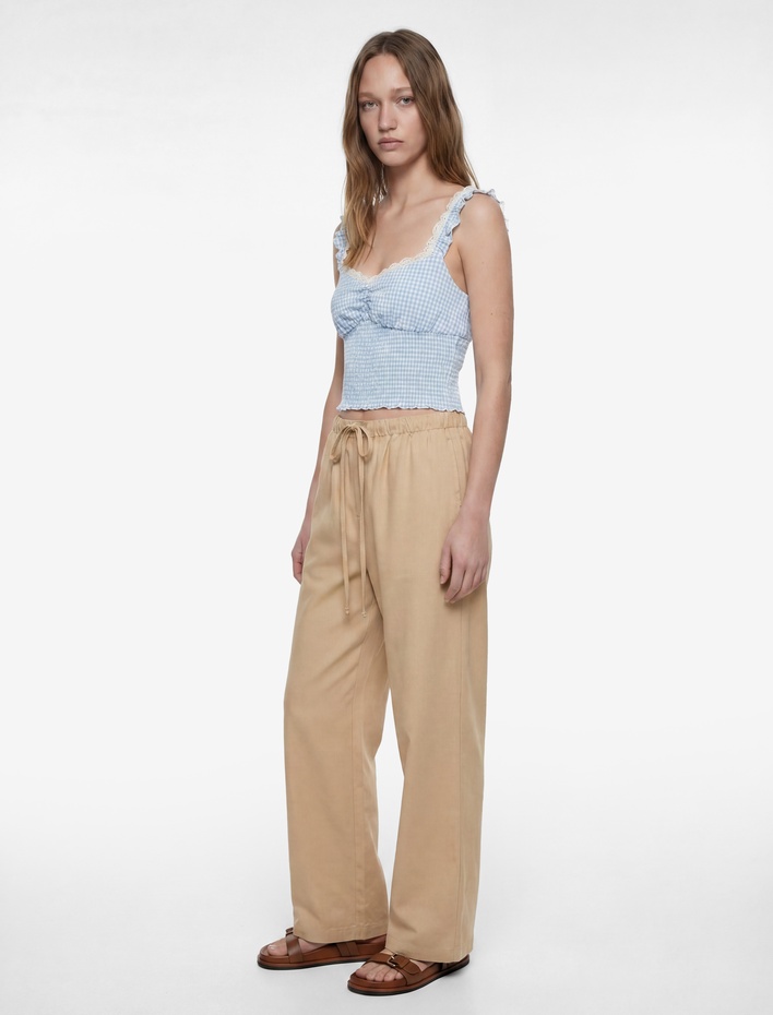  Geniş Yaka Kolsuz Fırfırlı Gipeli Crop Bluz