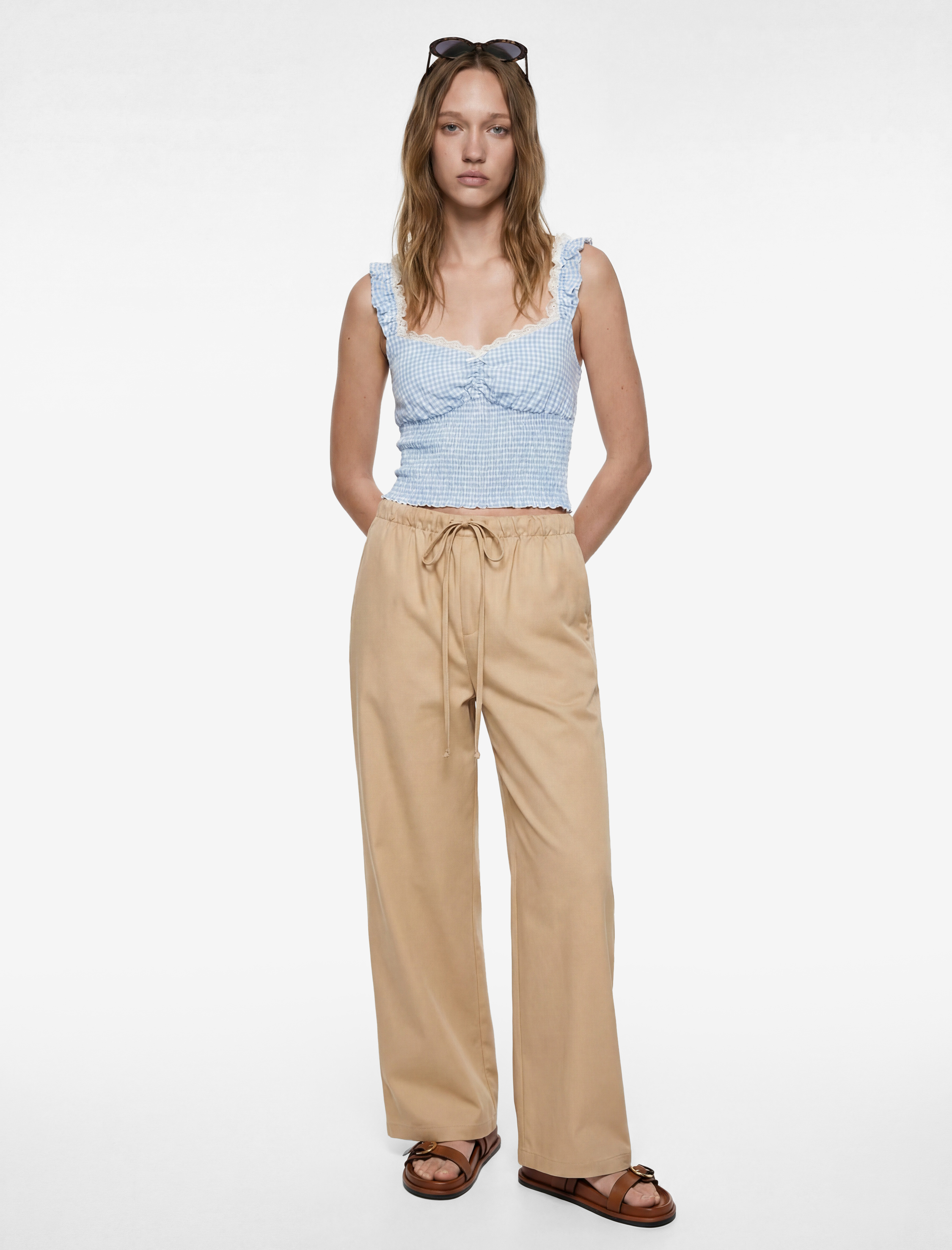   Geniş Yaka Kolsuz Fırfırlı Gipeli Crop Bluz