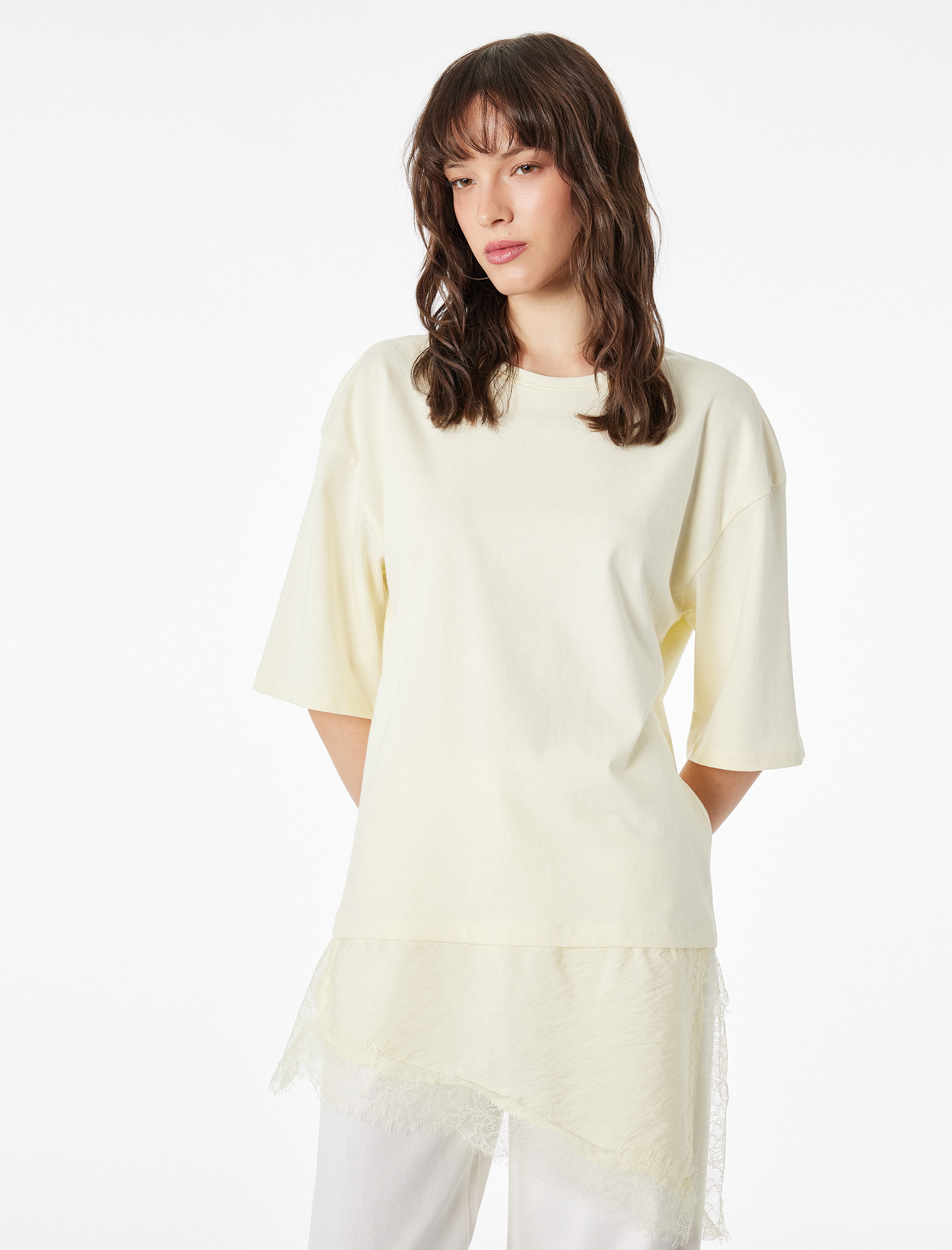 Regular Fit Kısa Kollu Bisiklet Yaka Asimetrik Dantel Detaylı Tişört