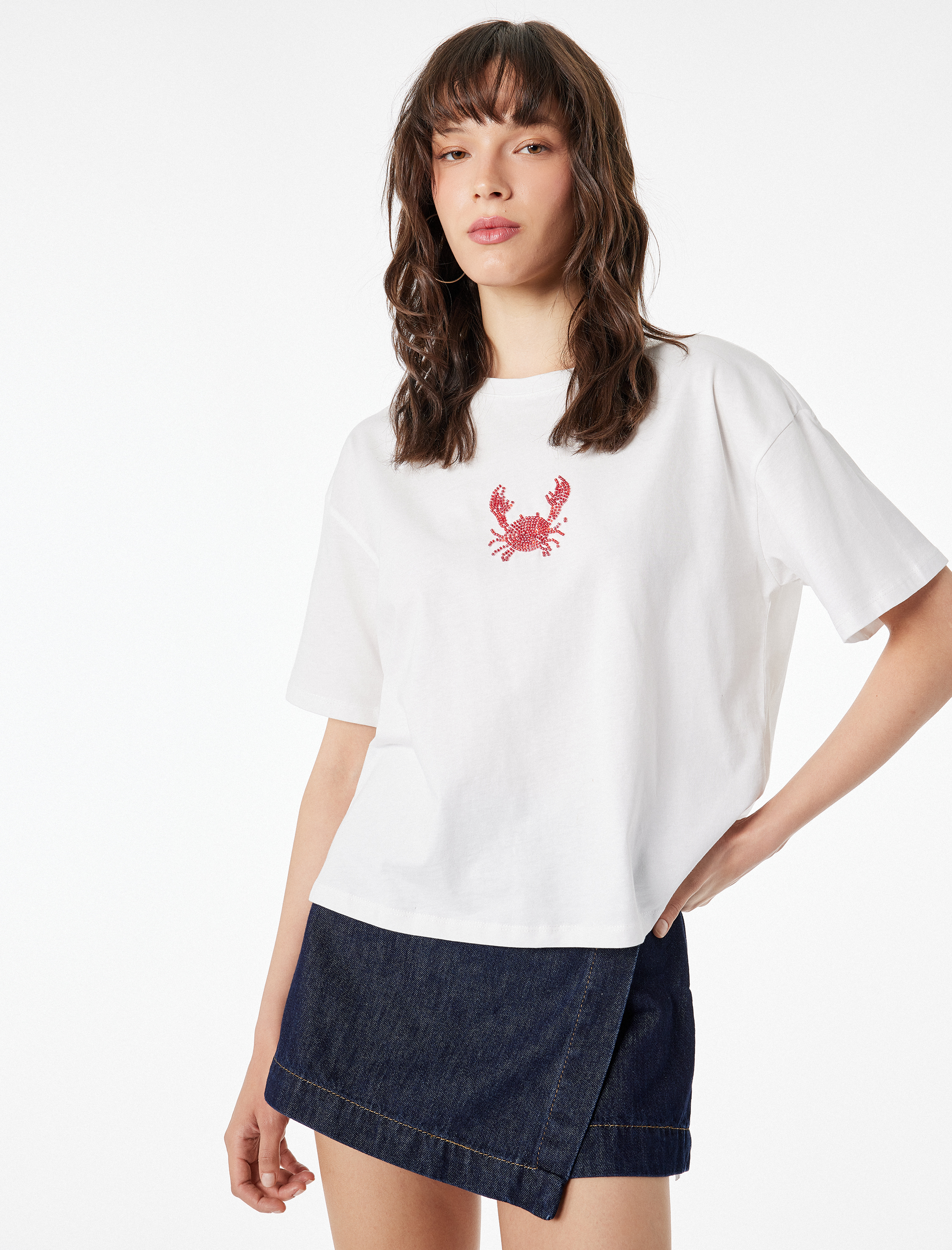 Boncuklu Yengeç İşlemeli Kısa Kollu Bisiklet Yaka Pamuklu Tişört