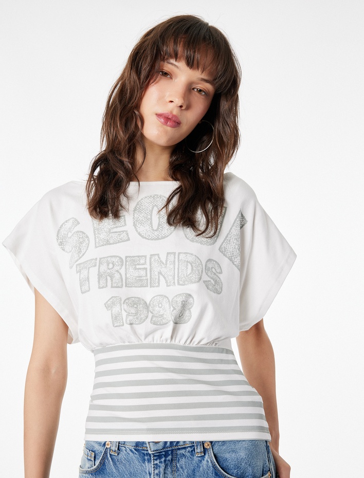  Slim Fit Pamuklu Çizgili Kayık Yaka Kısa Kollu Baskılı Tişört