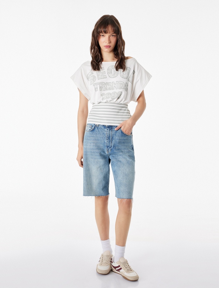  Slim Fit Pamuklu Çizgili Kayık Yaka Kısa Kollu Baskılı Tişört