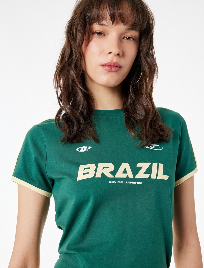  Pamuklu Slim Fit Bisiklet Yaka Biyeli Kısa Kollu Baskılı Tişört