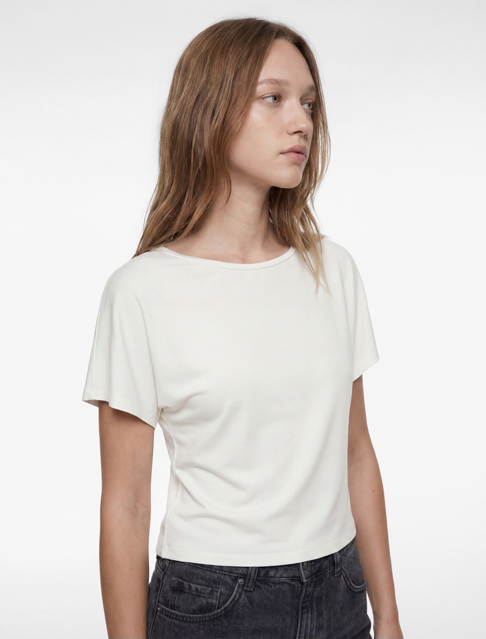  Regular Fit Omzu Açık Kısa Kollu Viskon Tişört