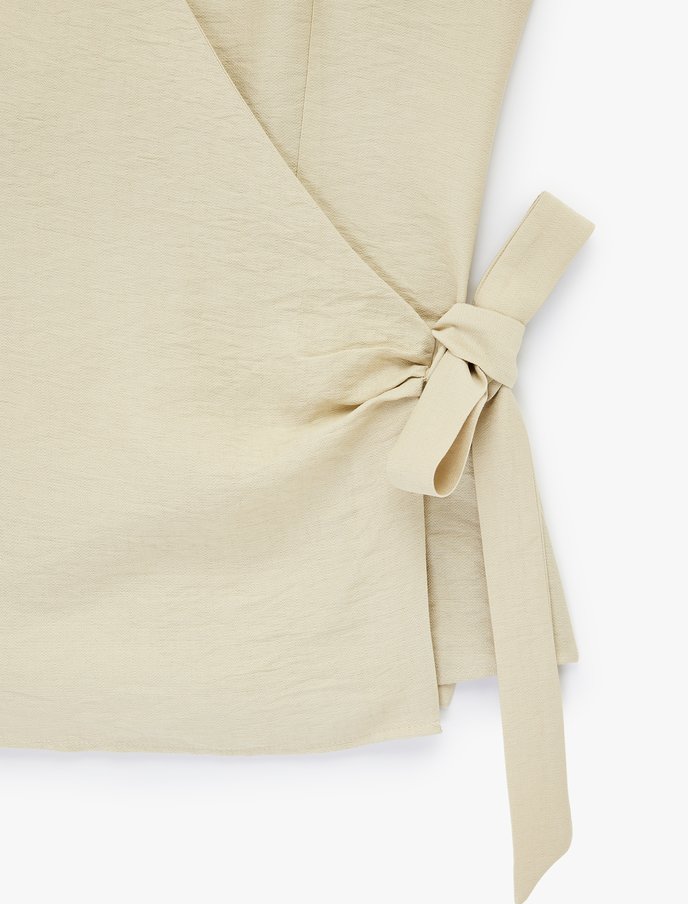   Fiyonk Bağlama Detaylı Gömlek Yaka Kolsuz Kruvaze Bluz