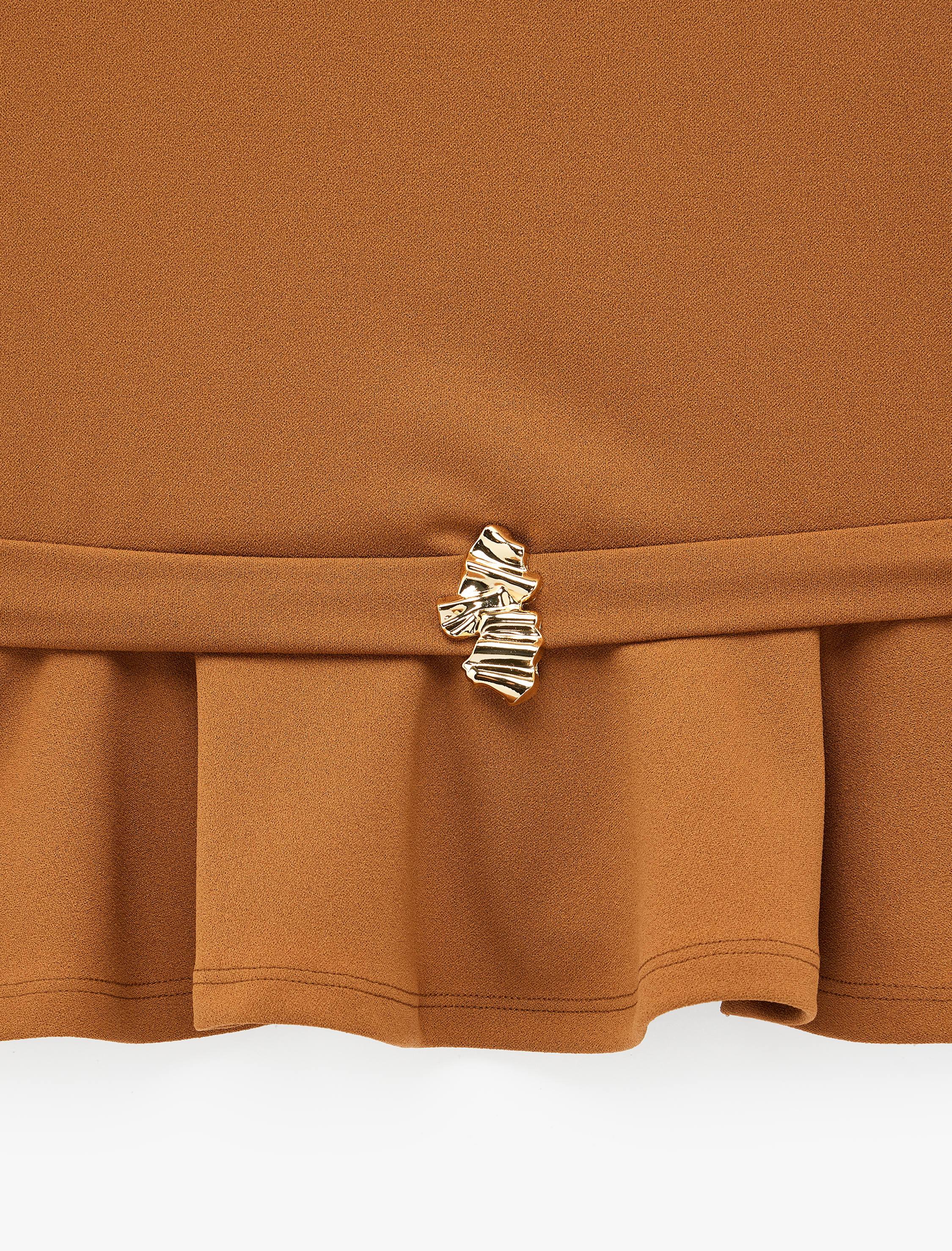   Krep Scuba Kumaş Aksesuarlı Kolsuz Bisiklet Yaka Peplum Bluz