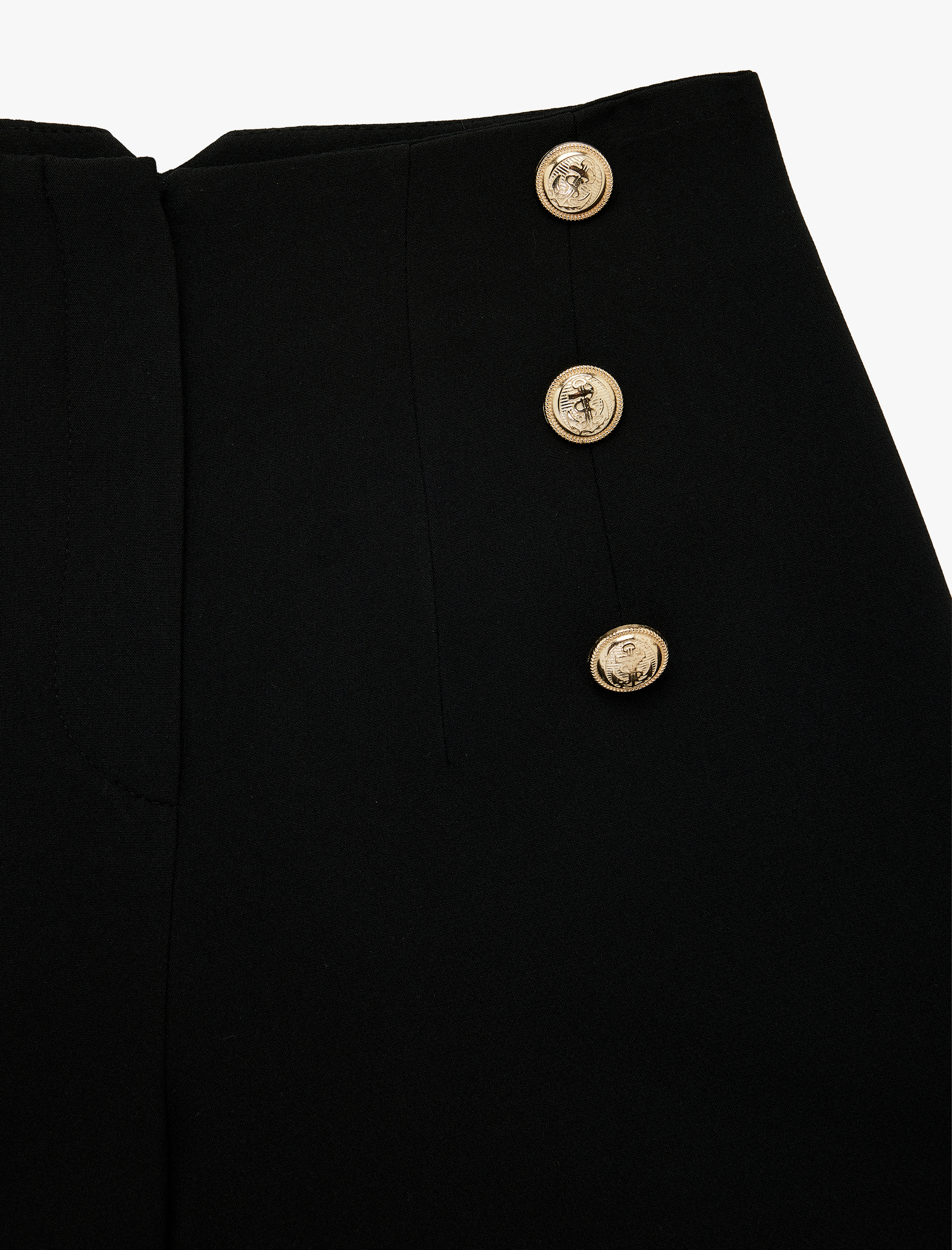   Metal Düğme Detaylı Yüksek Bel Mini Kumaş Şort