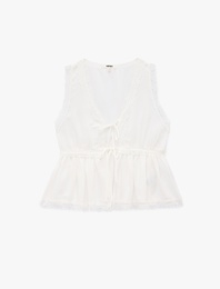 Önden Bağlamalı Fiyonklu Dantel Detaylı V Yaka Kolsuz Bluz