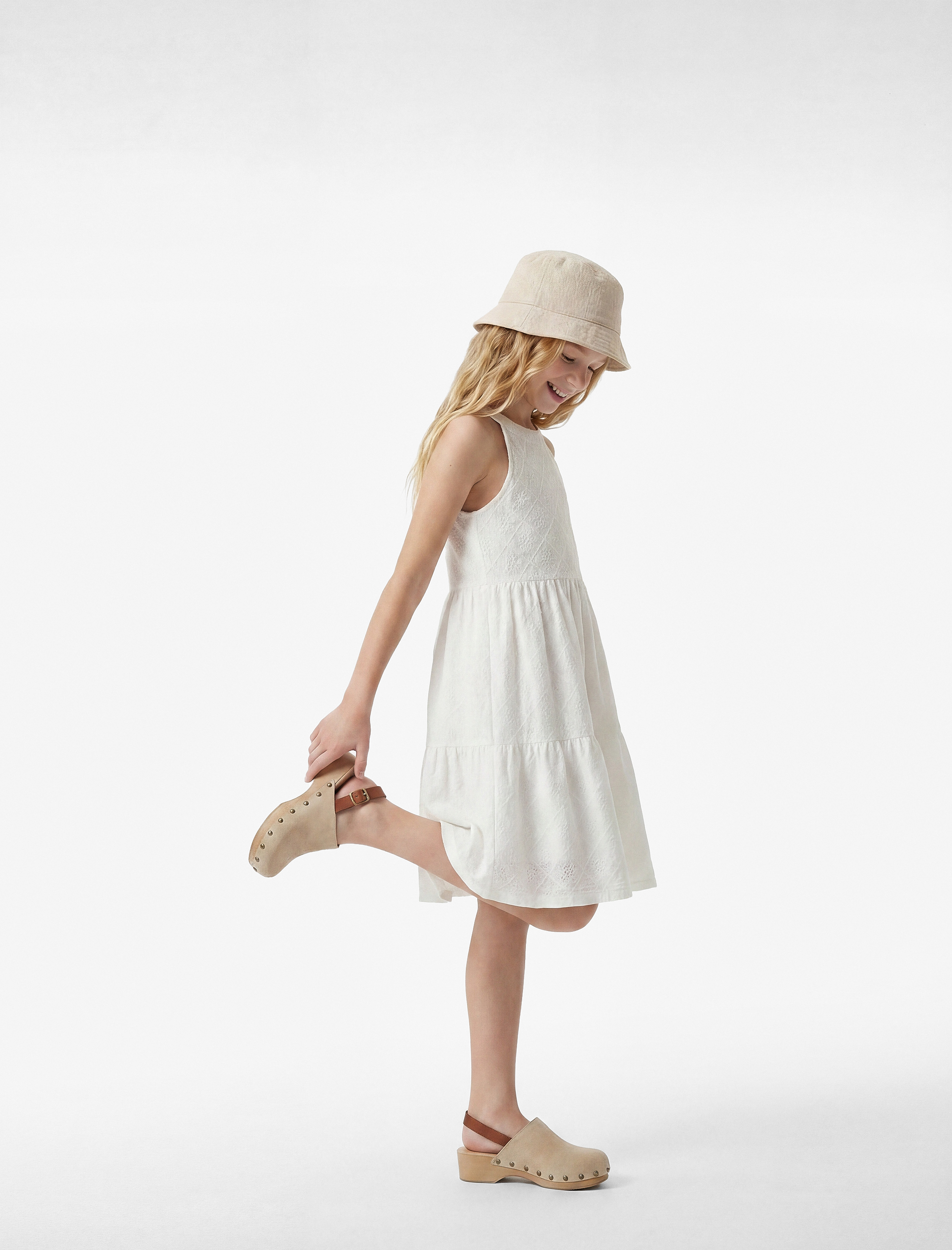  Kız Çocuk Brodeli Katlı Kolsuz Halter Yaka Elbise