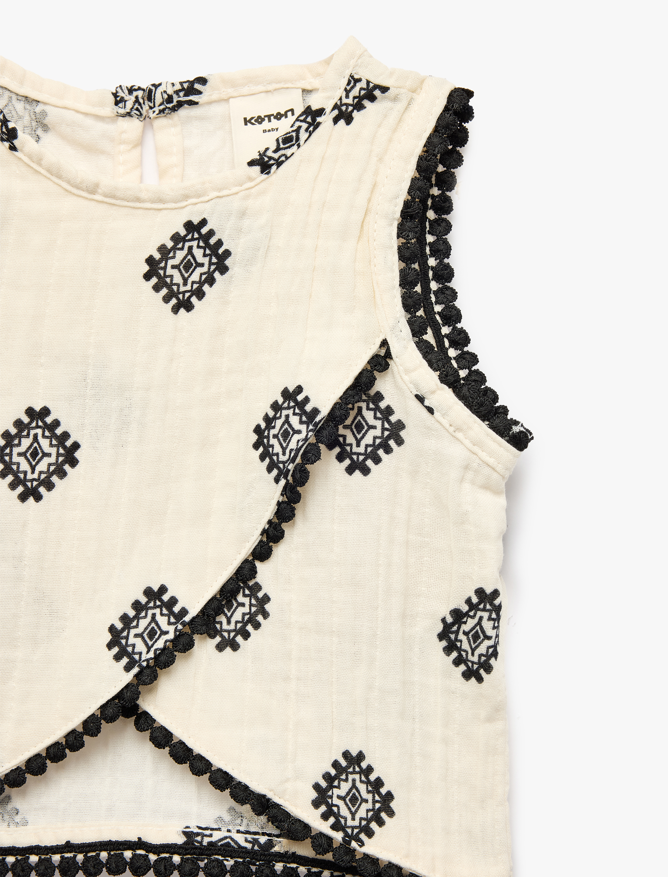  Kız Bebek Asimetrik Kesim Bisiklet Yaka Kolsuz Nakışlı Müslin Bluz