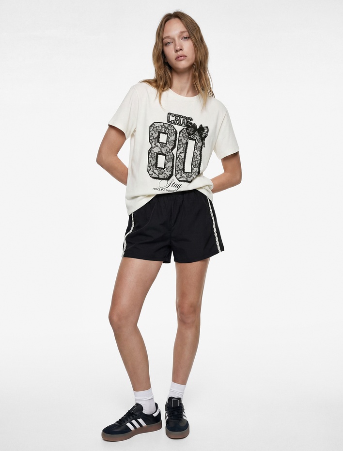  Normal Bel Dantel Detaylı Paraşüt Çizgili Mini Şort