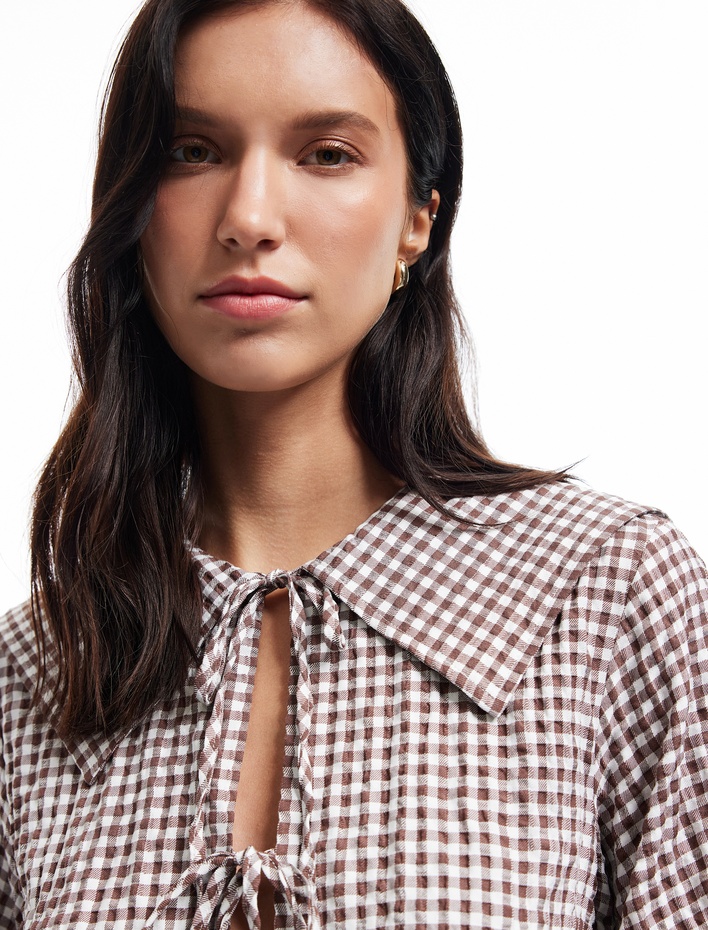  Gömlek Yaka Yarım Balon Kollu Bağcıklı Fiyonk Detaylı Pötikareli Crop Bluz