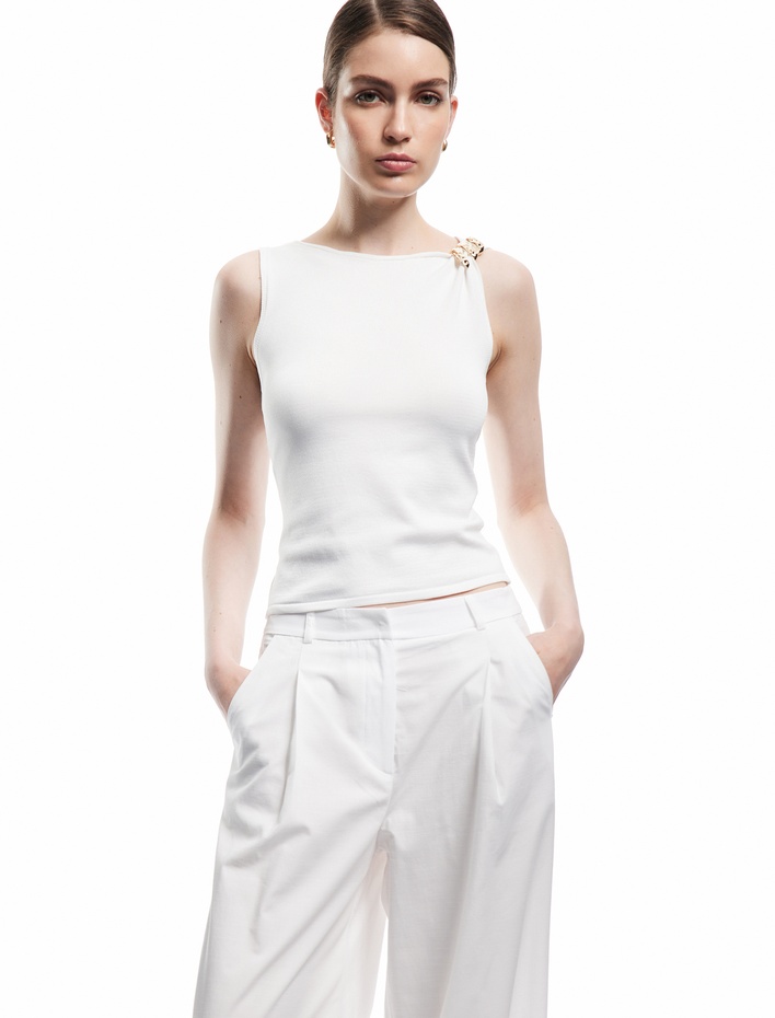  Koton X Melis Ağazat - Asimetrik Yaka Kolsuz Metal Aksesuarlı Bluz