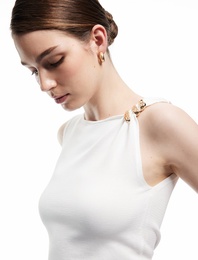 Koton X Melis Ağazat - Asimetrik Yaka Kolsuz Metal Aksesuarlı Bluz