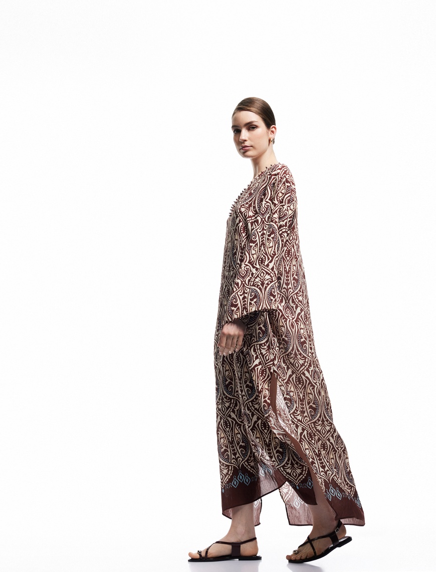 Koton X Melis Ağazat – Yırtmaç Detaylı Etnik Desenli Uzun Geniş Kollu V Yaka Kimono Elbise