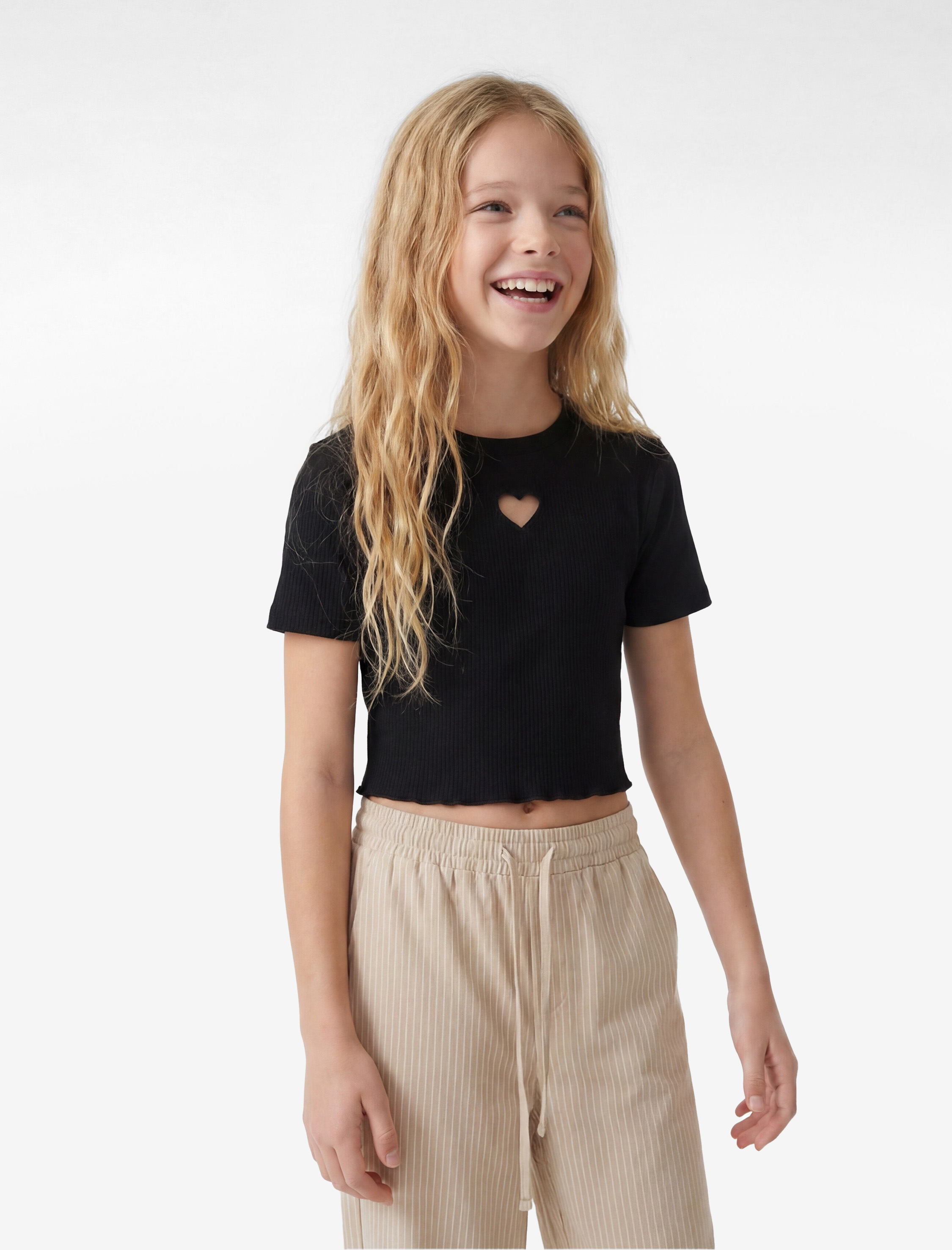  Kız Çocuk Pamuklu Kısa Kollu Kalp Pencere Detaylı Crop Tişört