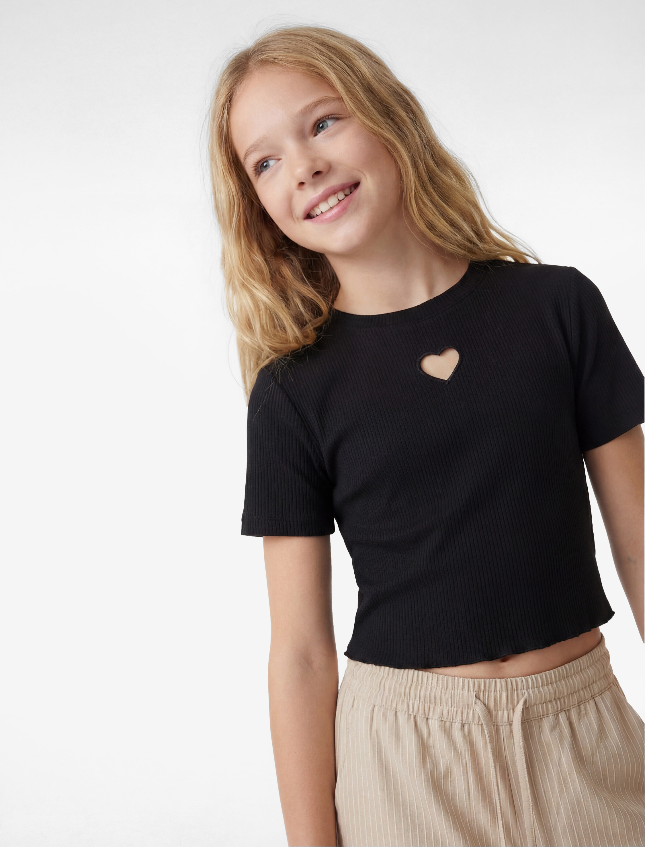  Kız Çocuk Pamuklu Kısa Kollu Kalp Pencere Detaylı Crop Tişört