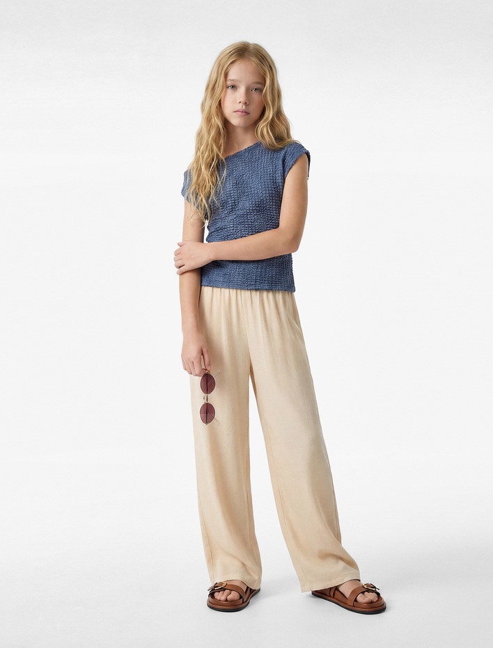 Kız Çocuk Asimetrik Yaka Kolsuz Viskon Karışımlı Dokulu Crop Bluz