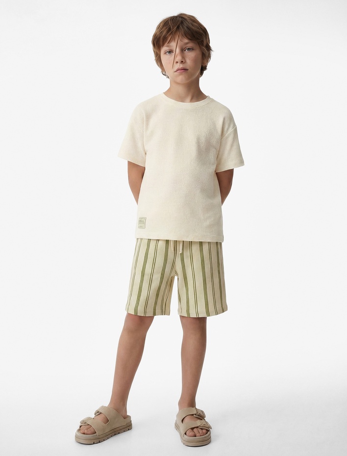 Erkek Çocuk Etiket Detaylı Kısa Kollu Bisiklet Yaka Oversize Tişört