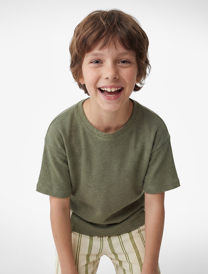 Erkek Çocuk Etiket Detaylı Bisiklet Yaka Kısa Kollu Tişört