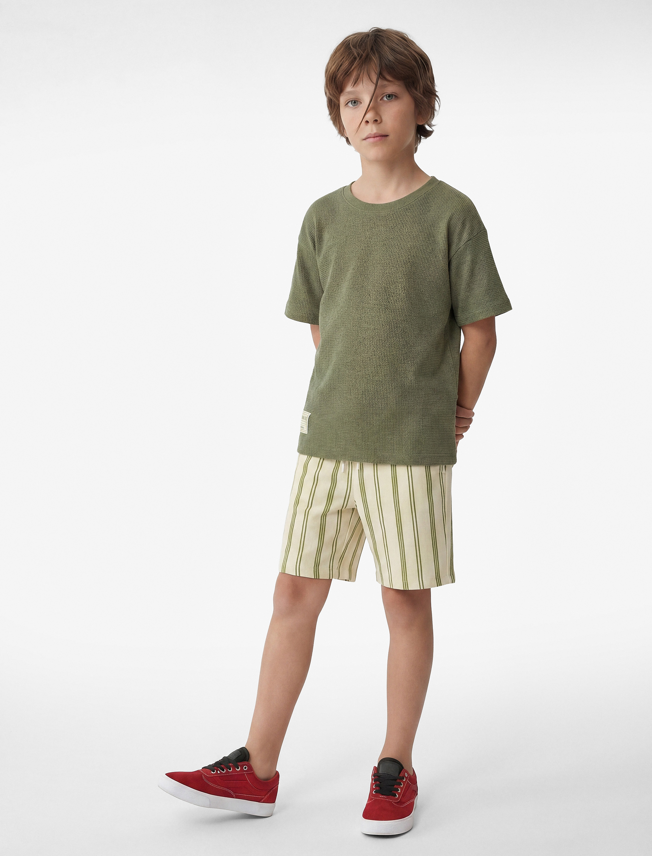  Erkek Çocuk Etiket Detaylı Bisiklet Yaka Kısa Kollu Tişört