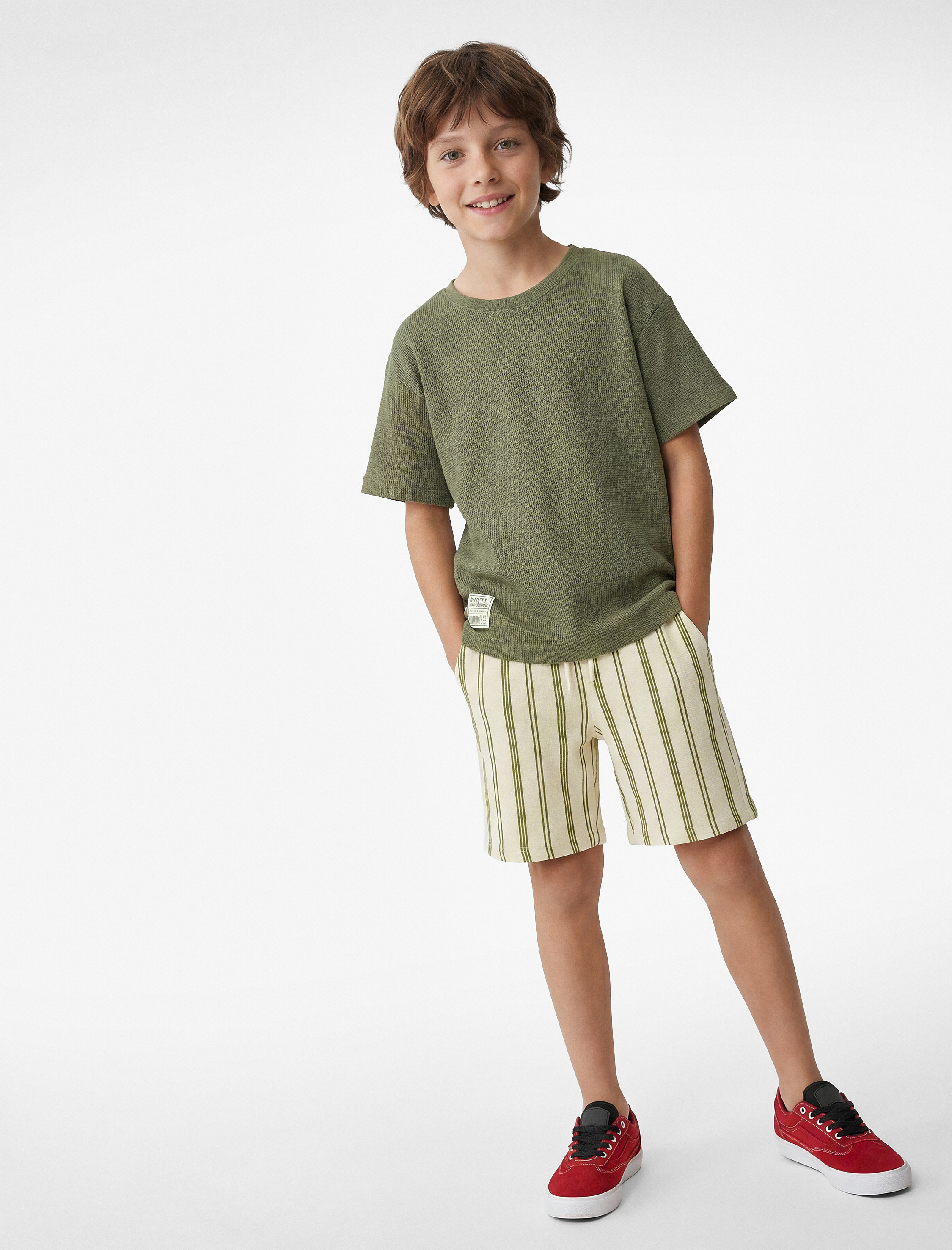  Erkek Çocuk Etiket Detaylı Bisiklet Yaka Kısa Kollu Tişört