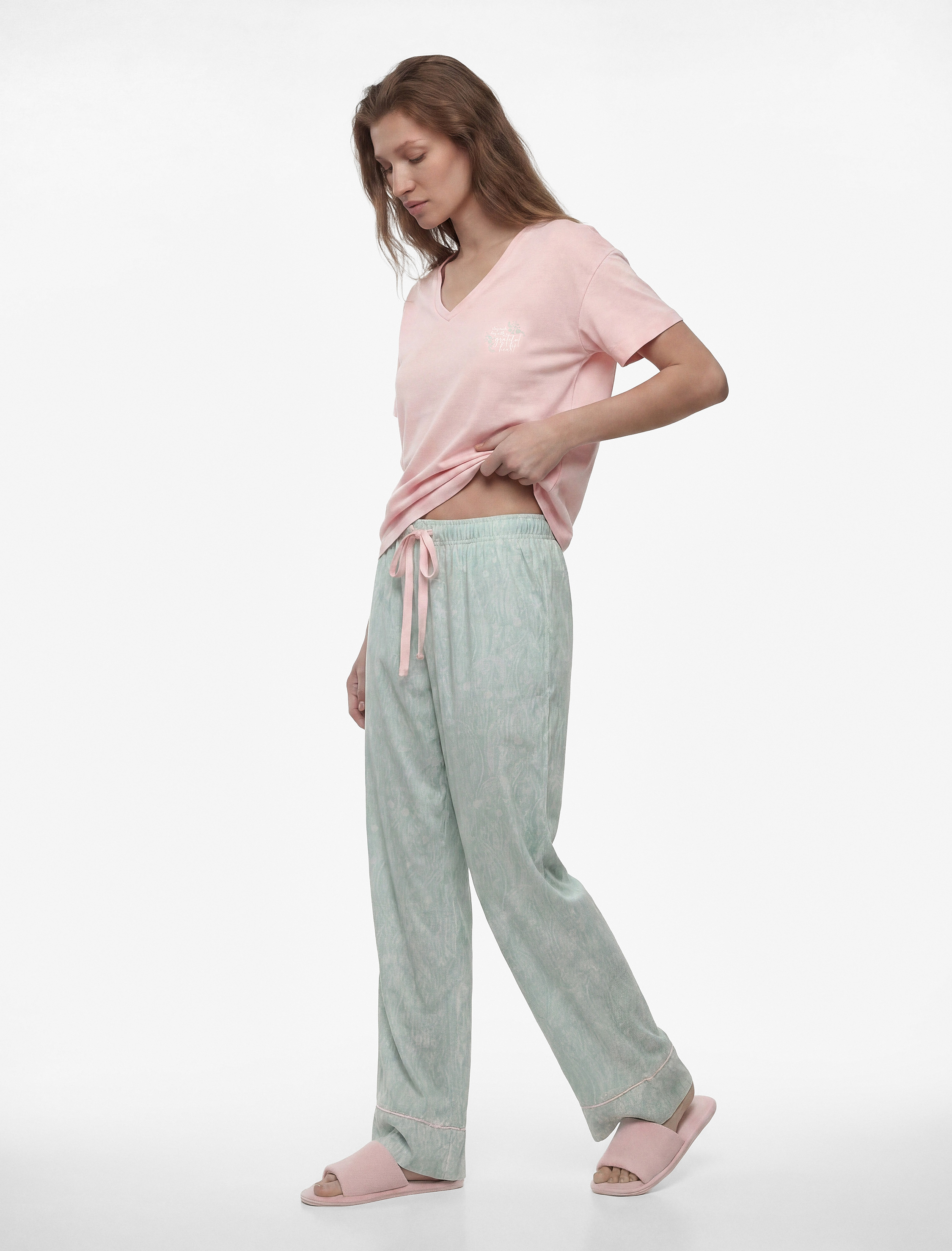   V Yaka Kısa Kollu Çiçek Desenli Pijama Seti