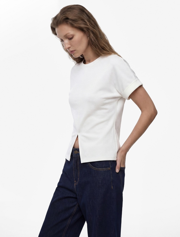  Pamuklu Slim Fit Hafif Peplum Kesim Kısa Kollu Bisiklet Yaka Yırtmaç Detaylı Tişört