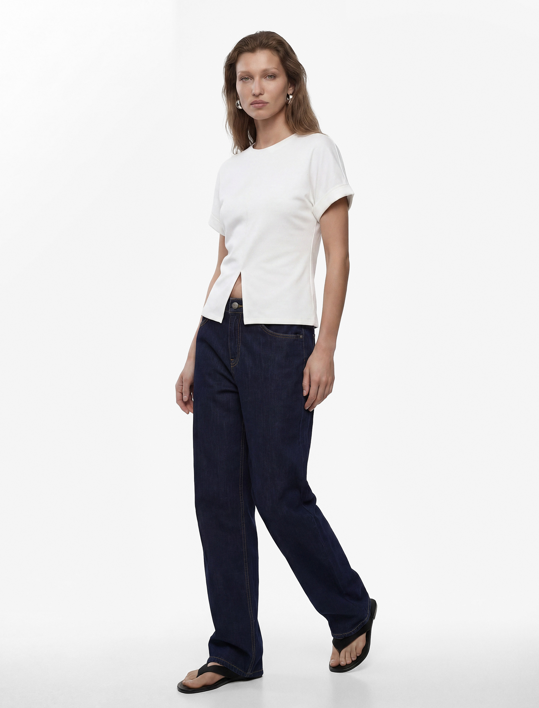   Pamuklu Slim Fit Hafif Peplum Kesim Kısa Kollu Bisiklet Yaka Yırtmaç Detaylı Tişört