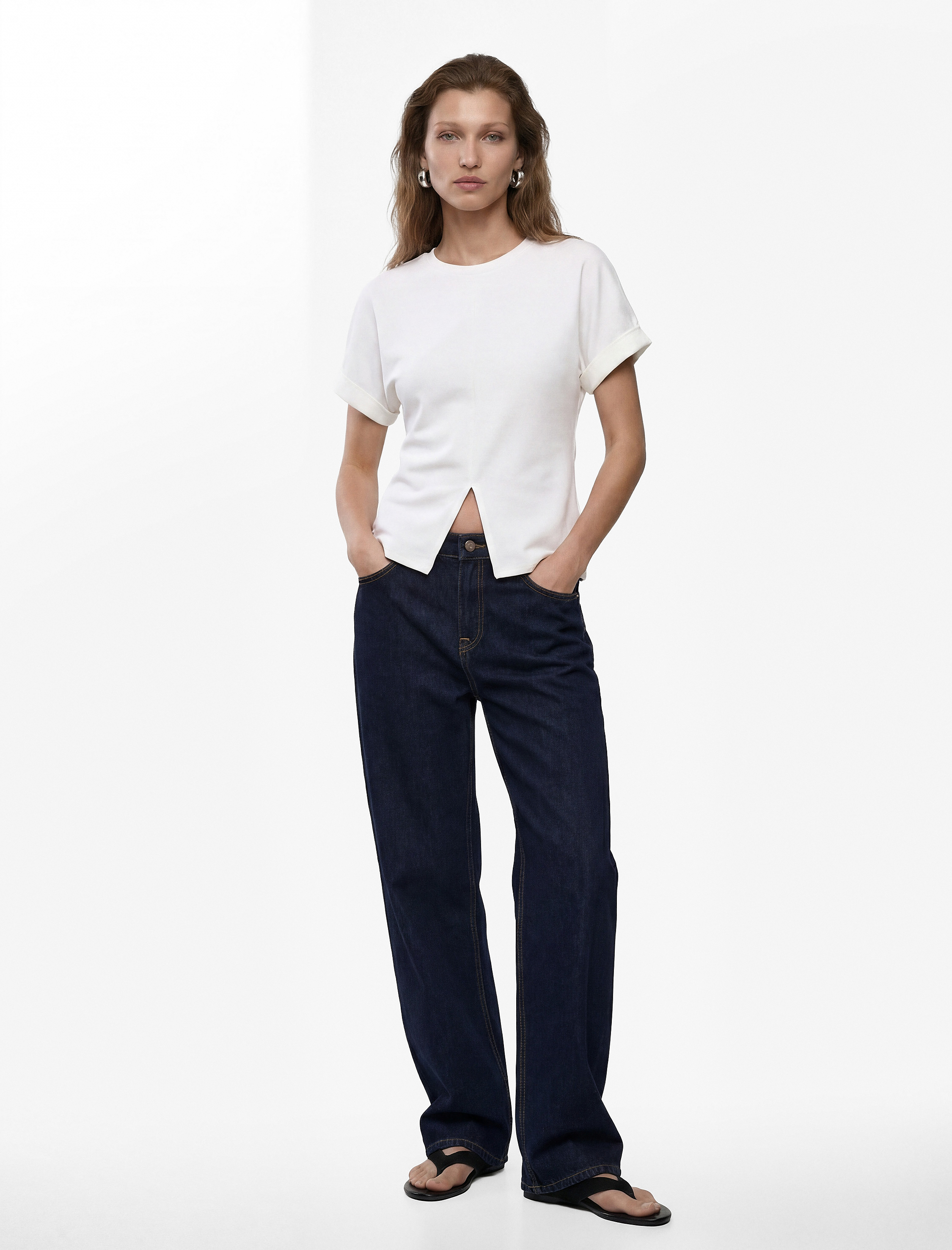   Pamuklu Slim Fit Hafif Peplum Kesim Kısa Kollu Bisiklet Yaka Yırtmaç Detaylı Tişört