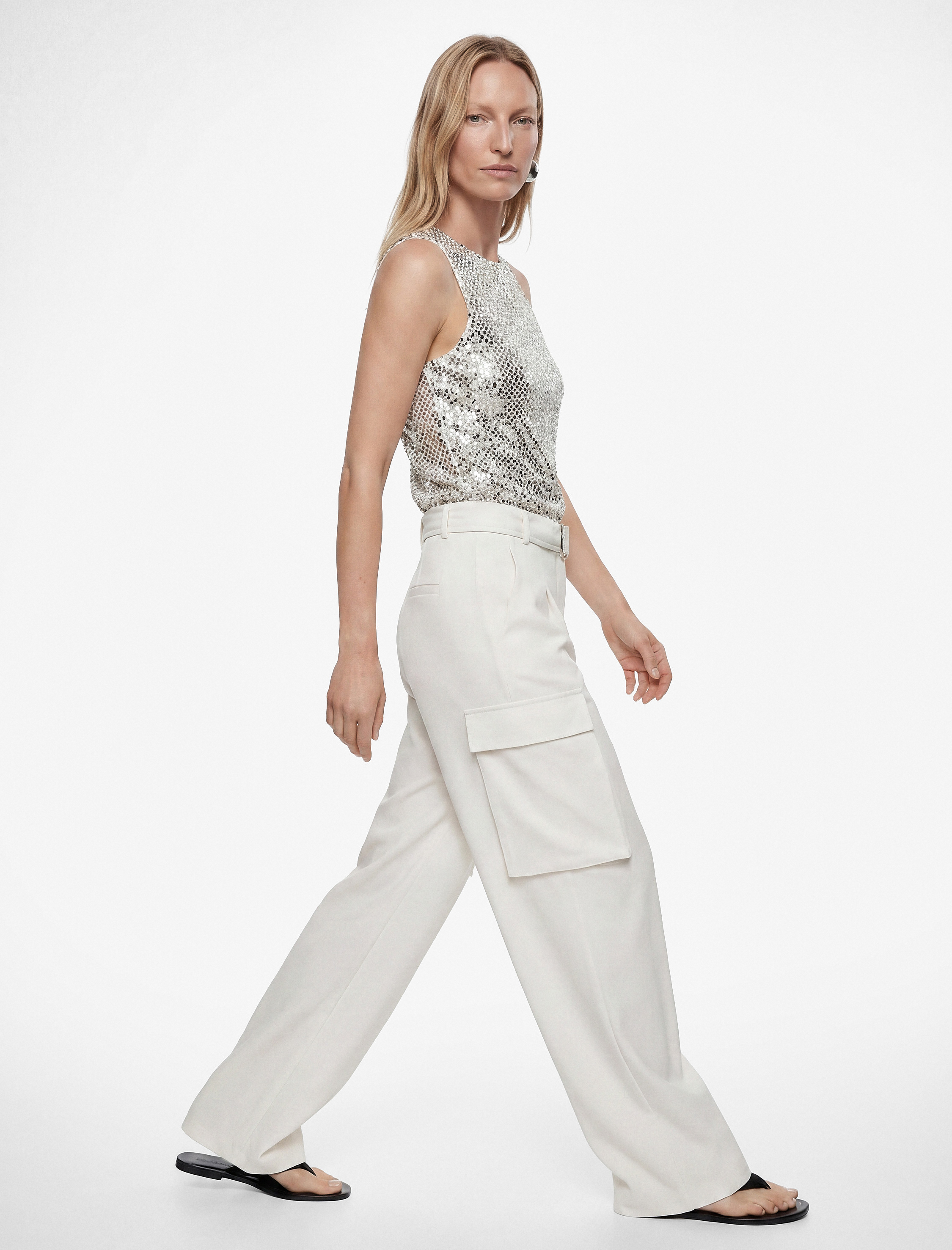   Yuvarlak Yaka Kolsuz Pullu Payetli Bluz