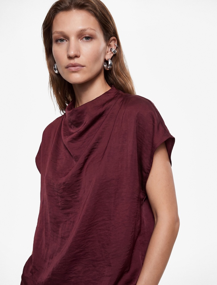  Viskon Kumaş Dokulu Kap Kol Dik Dökümlü Yaka Bluz