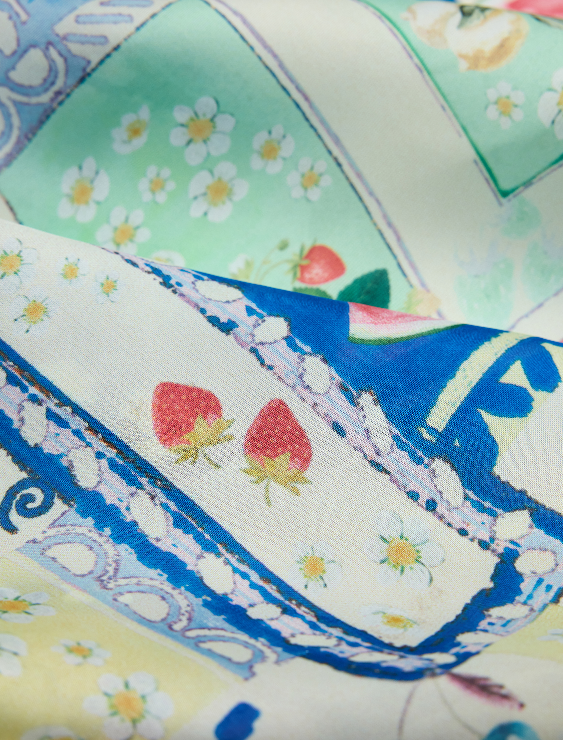  Kadın Çiçek Desenli Saten Kare Fular