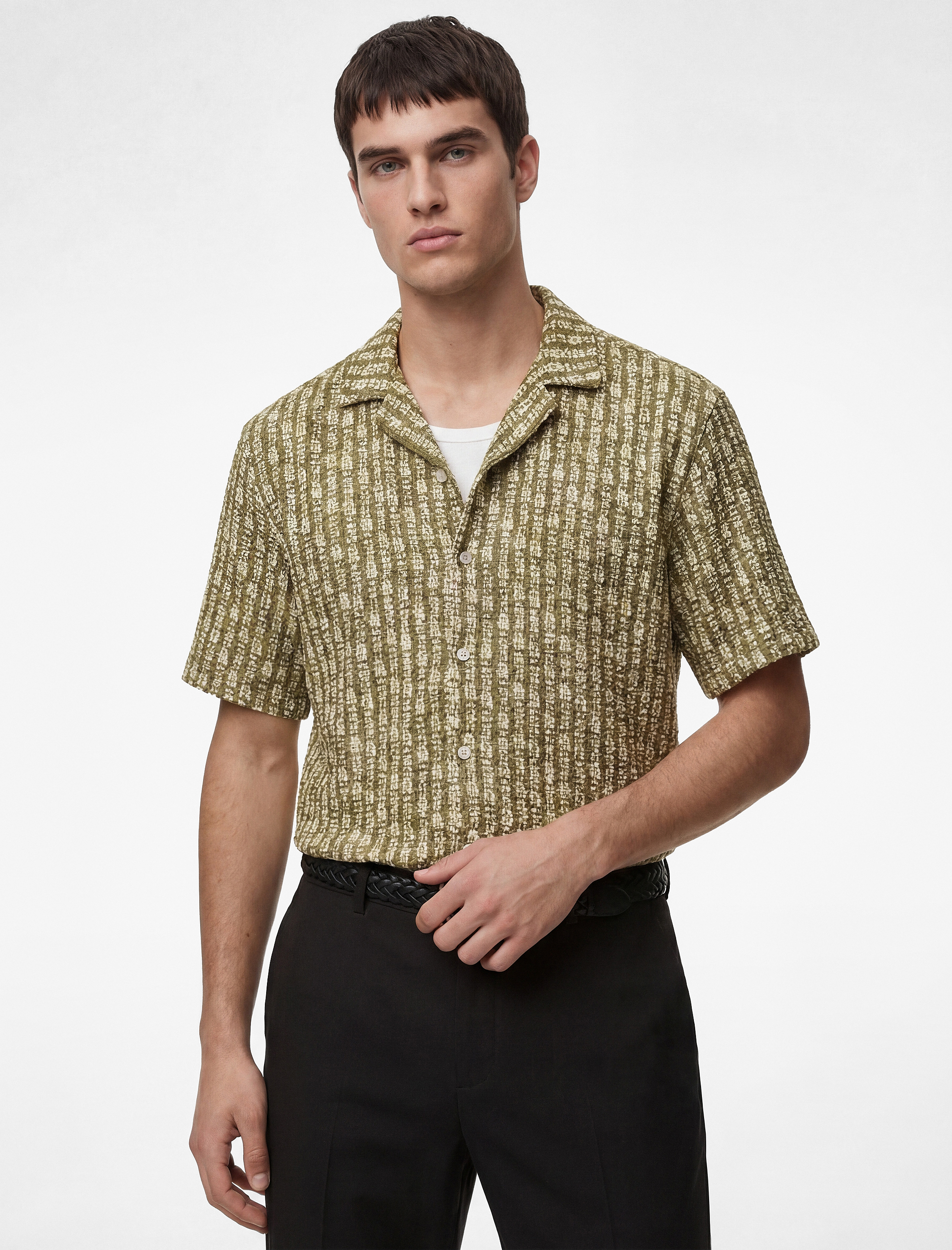   Regular Fit Düğmeli Kısa Kollu Dokulu Devrik Yaka Batik Desenli Gömlek