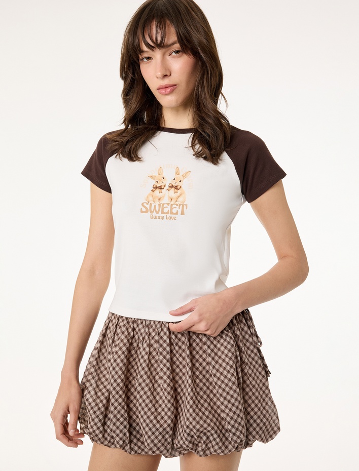  Pamuklu Slim Fit Kısa Reglan Kollu Tavşan Baskılı Tişört