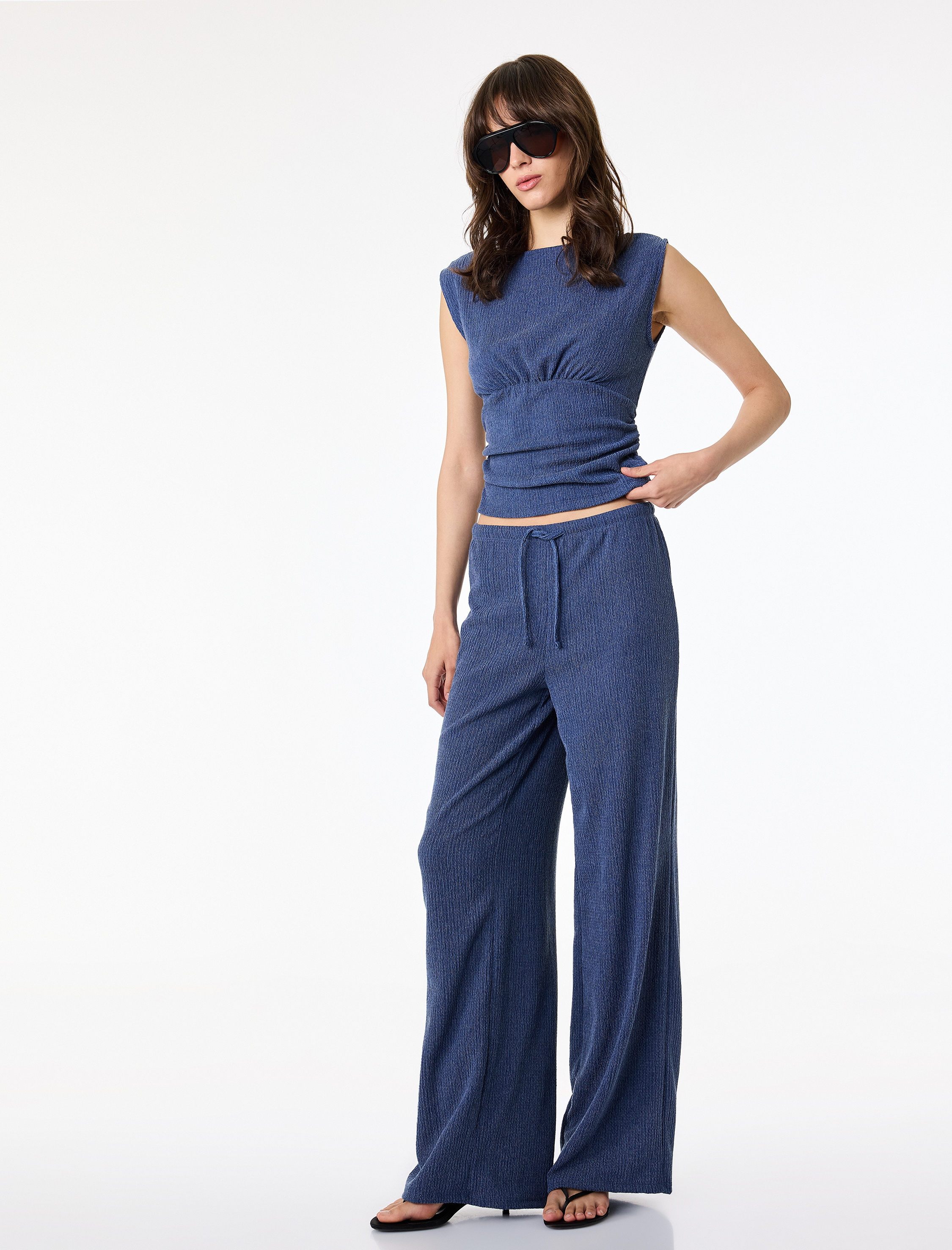   Büzgülü Kayık Yaka Slim Fit Bürümcük Kolsuz Bluz