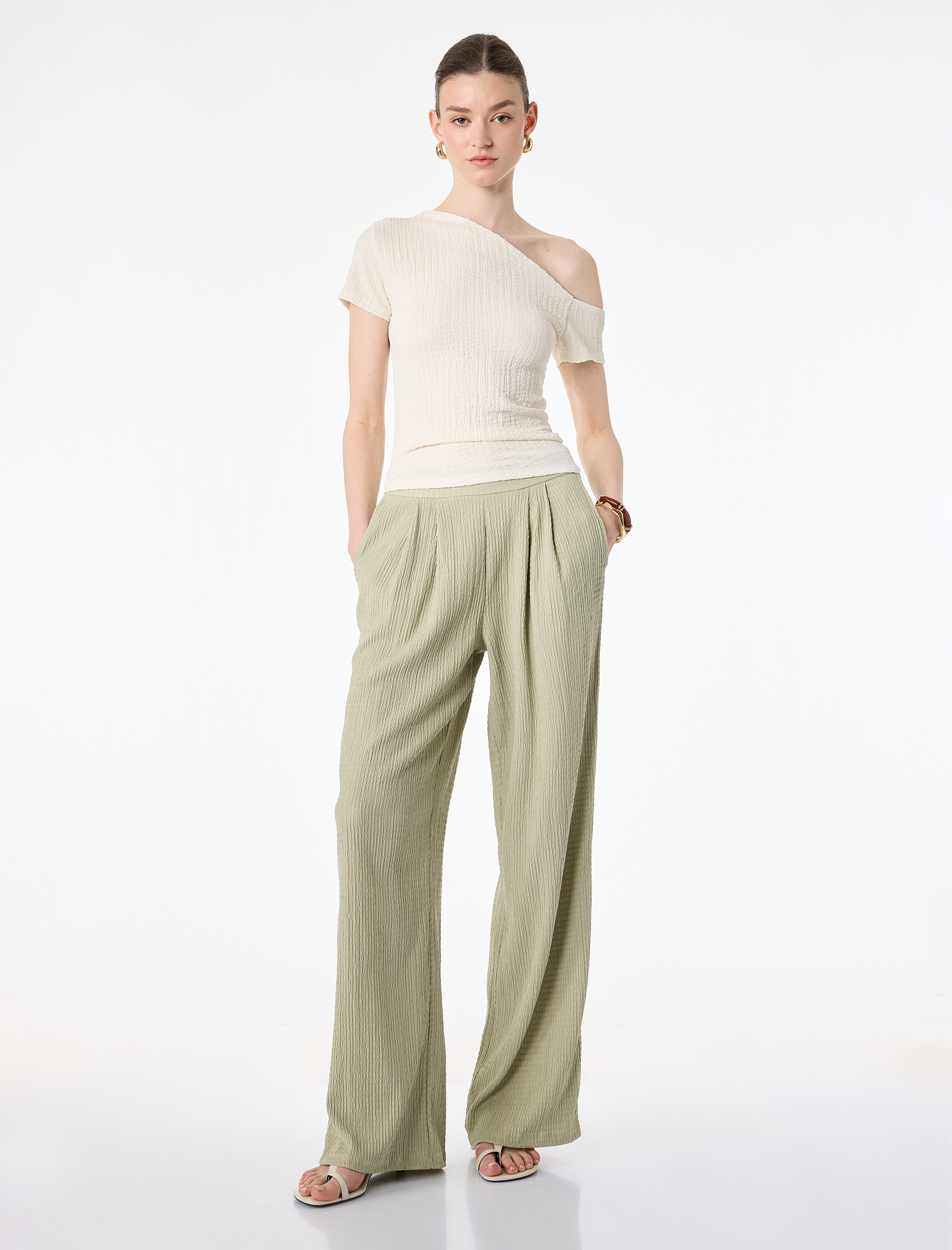   Bürümcük Kumaş Slim Fit Kısa Kollu Asimetrik Kesim Tek Omuz Bluz