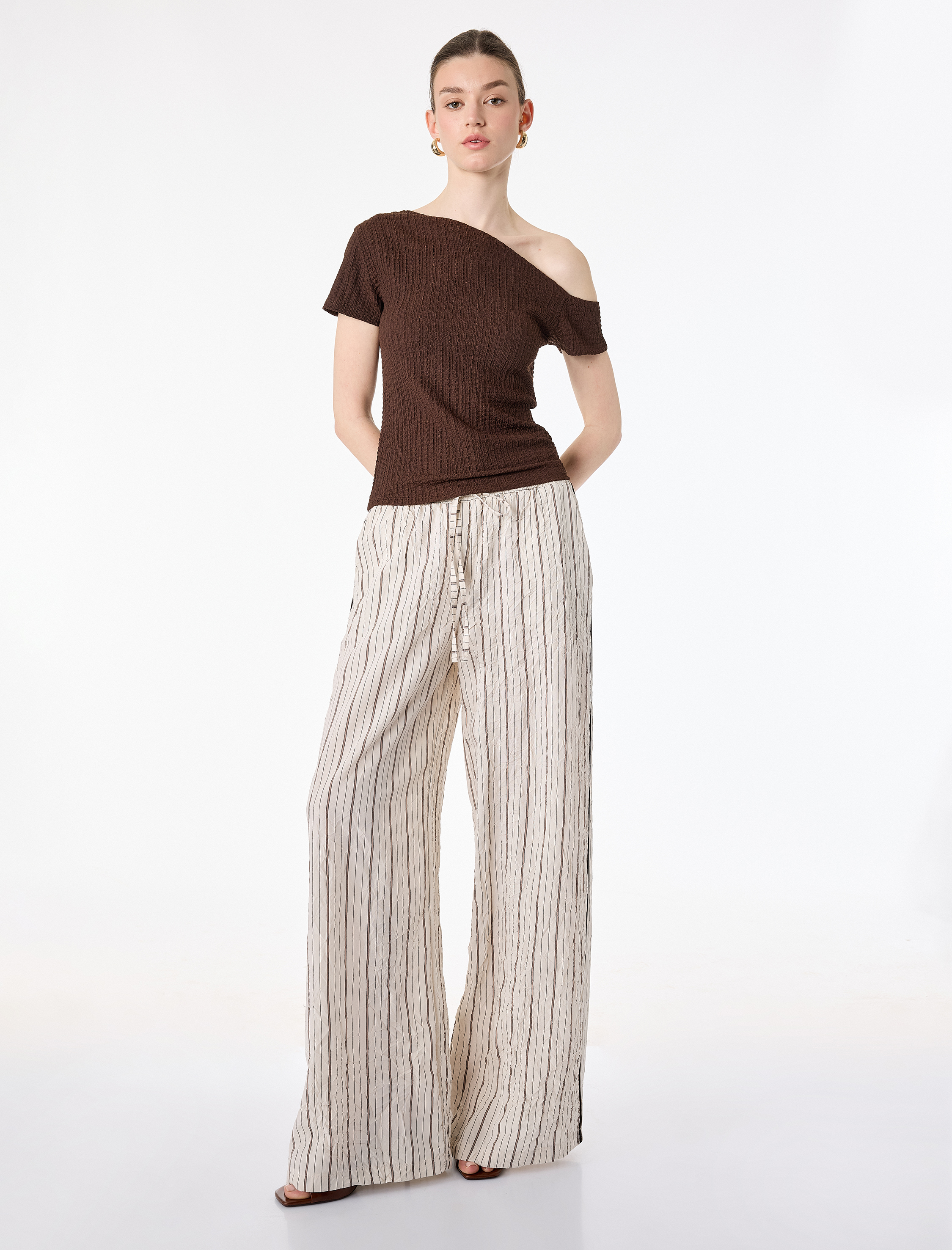  Bürümcük Kumaş Slim Fit Kısa Kollu Asimetrik Kesim Tek Omuz Bluz