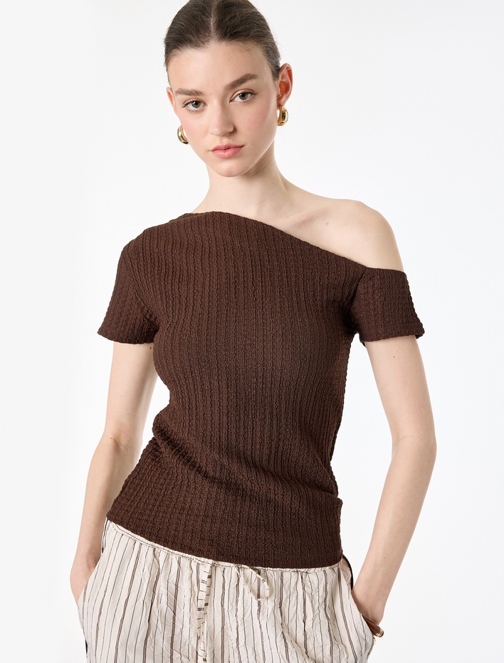  Bürümcük Kumaş Slim Fit Kısa Kollu Asimetrik Kesim Tek Omuz Bluz