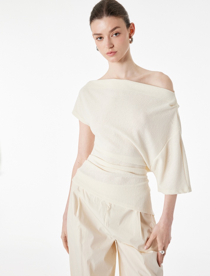  Krep Kumaş Slim Fit Açık Omuz Asimetrik Yaka Kısa Kollu Bluz