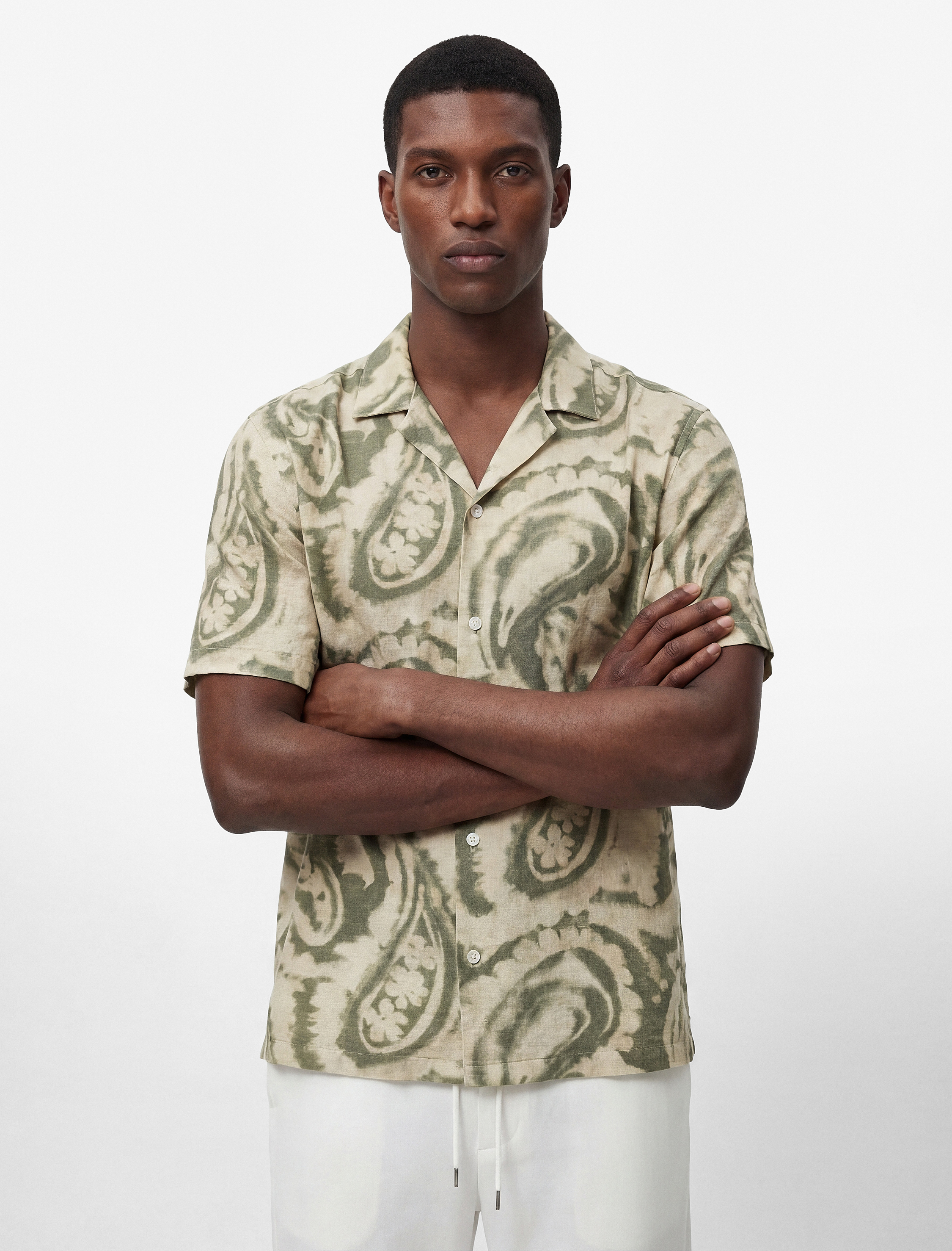   Regular Fit Devrik Yaka Viskon Kısa Kollu Batik Desenli Gömlek