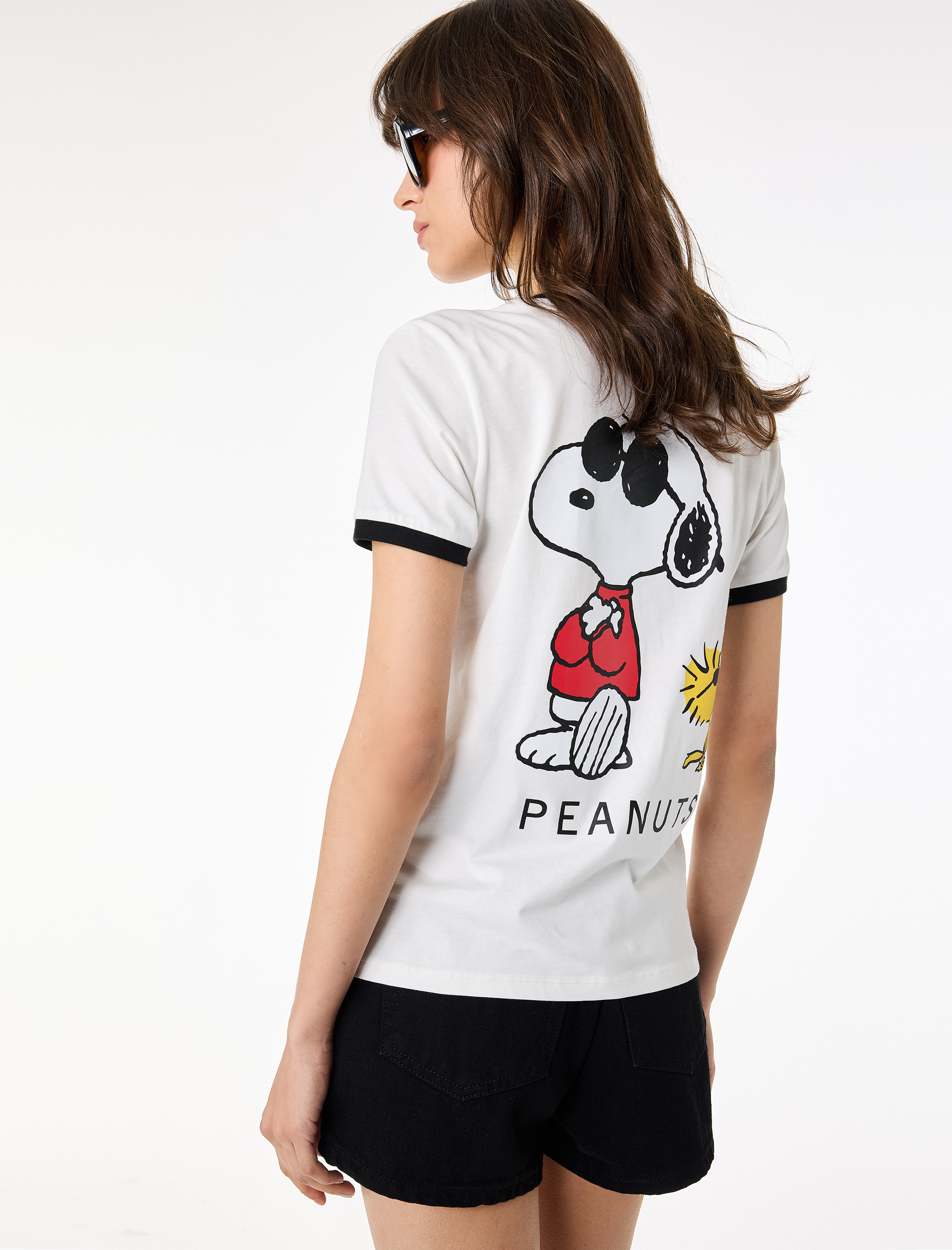   Snoopy Lisanslı Arkası Baskılı Pamuklu Kısa Kollu Bisiklet Yaka Tişört