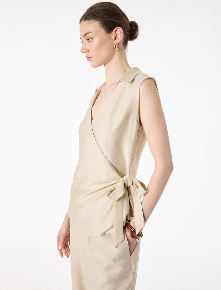  Fiyonk Bağlama Detaylı Gömlek Yaka Kolsuz Kruvaze Bluz